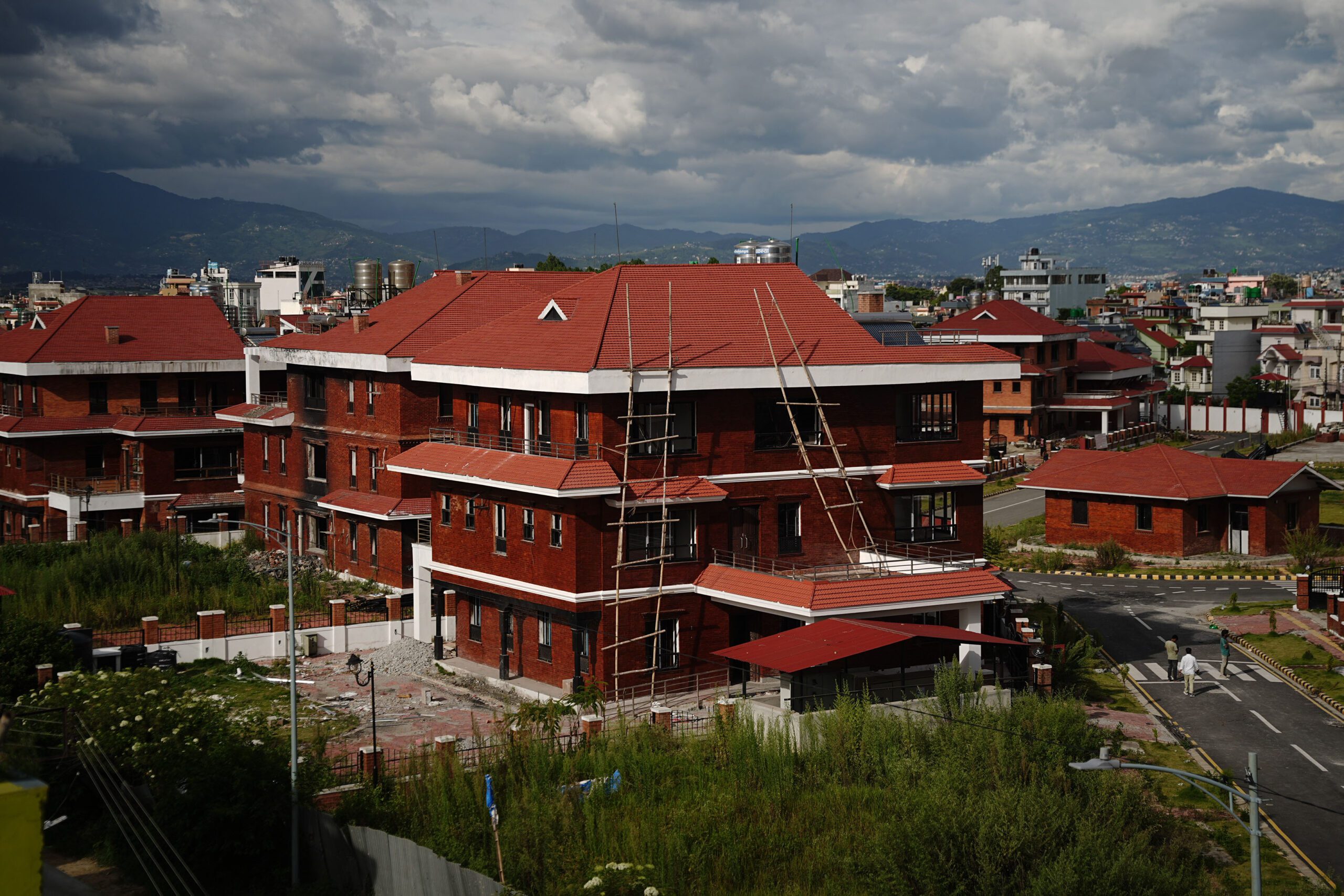 धमाधम पुनर्निर्माण हुँदै जेनजी आन्दोलनका क्रममा क्षतिग्रस्त भैँसेपाटी मन्त्री आवास, ४० करोड लागत