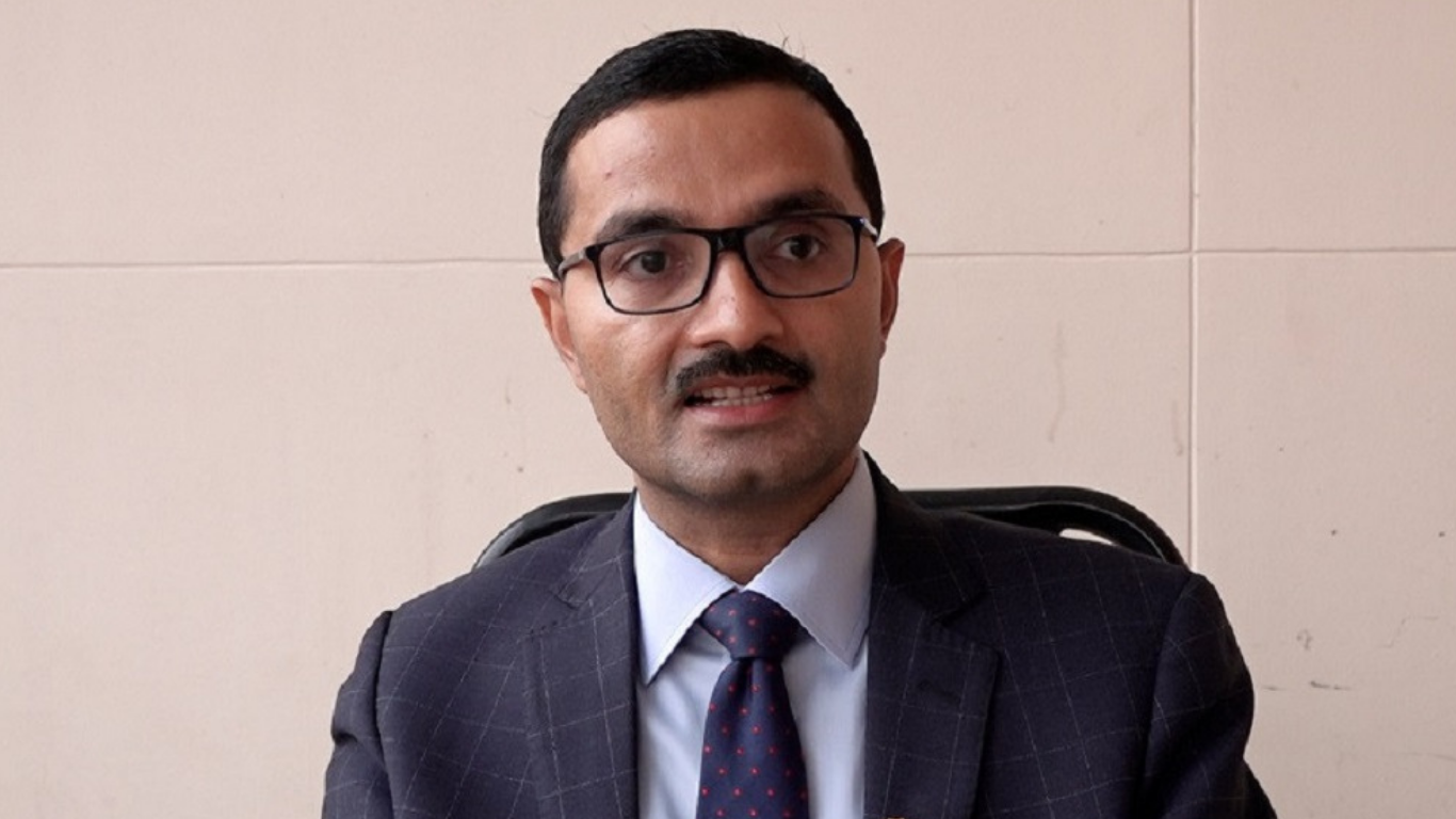 एनआरएनएका पूर्वअध्यक्ष आरके शर्माले बाढी पीडितका लागि २५ लाख दिए