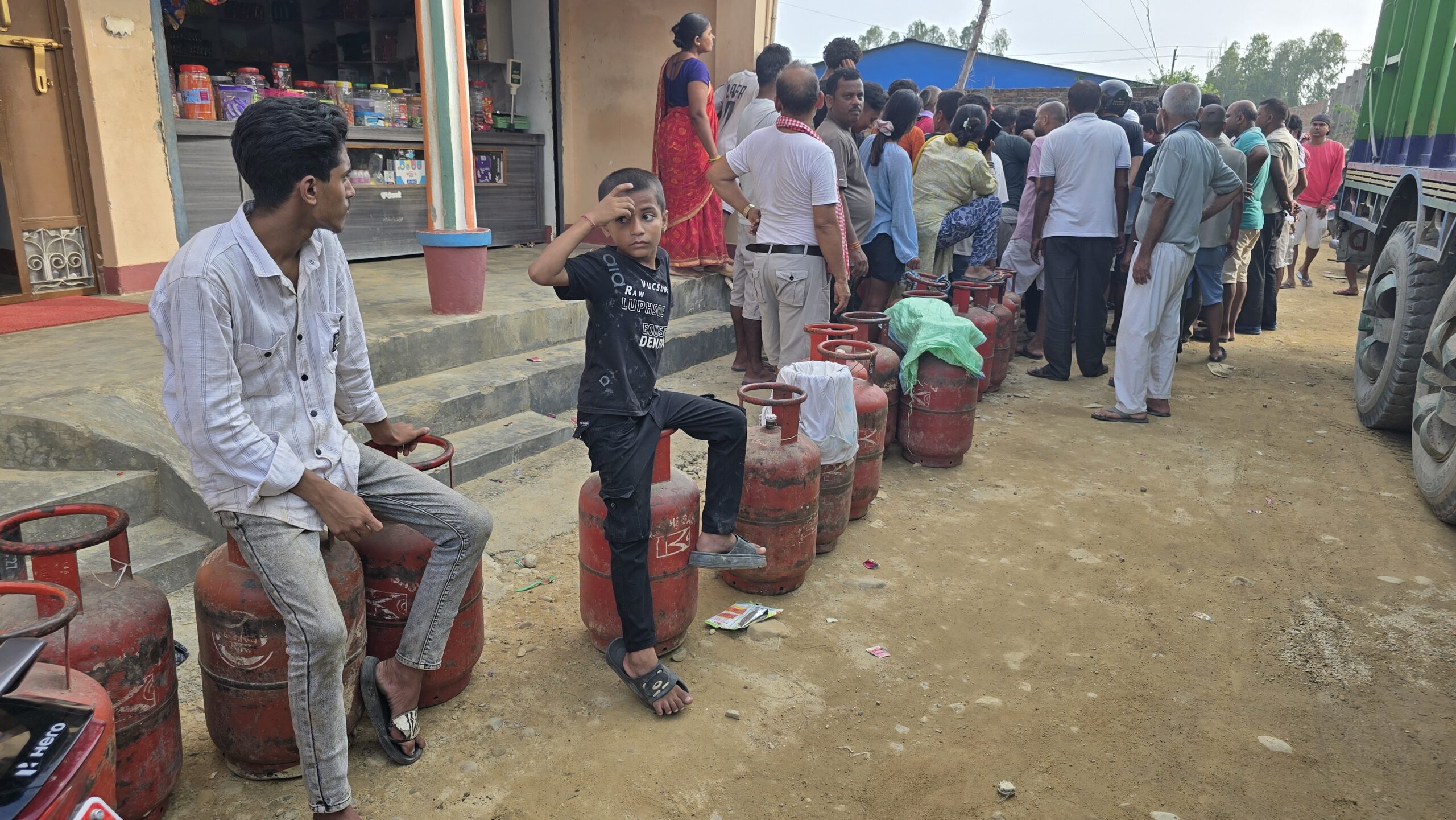 सिरहामा पनि ग्यास अभाव, खाली सिलिन्डर बोकेर घण्टौँ लाइनमा उपभोक्ता