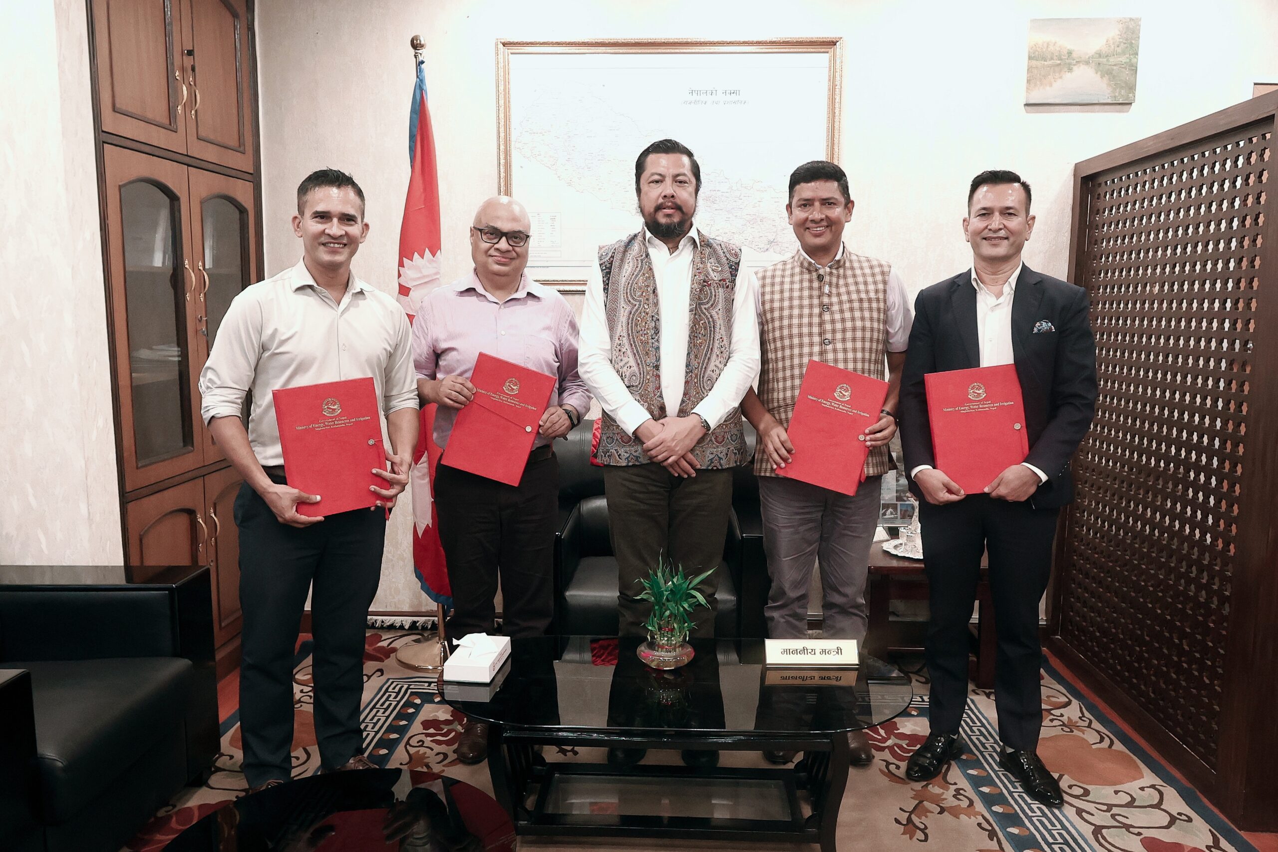 ऊर्जामन्त्री श्रेष्ठले थपे तीन नयाँ सल्लाहकार, निजी क्षेत्र सल्लाहकारमा इप्पान पूर्व अध्यक्ष गणेश कार्की