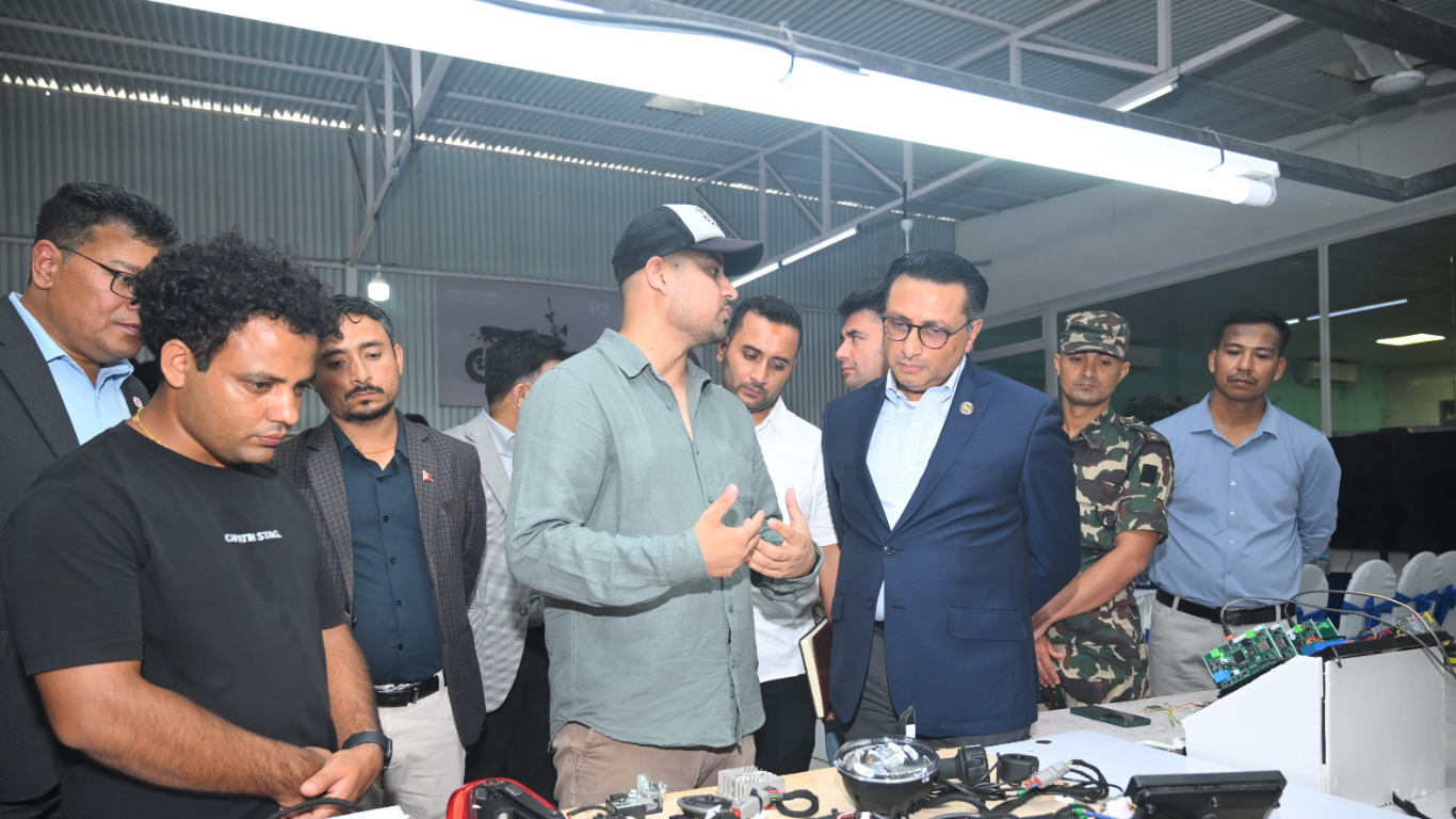 नेपालमै बनेको ‘यात्री पीटू’ हेर्न कारखानामा अर्थमन्त्री, ‘अघि बढ्नुहोस्, सरकार साथमा छ’