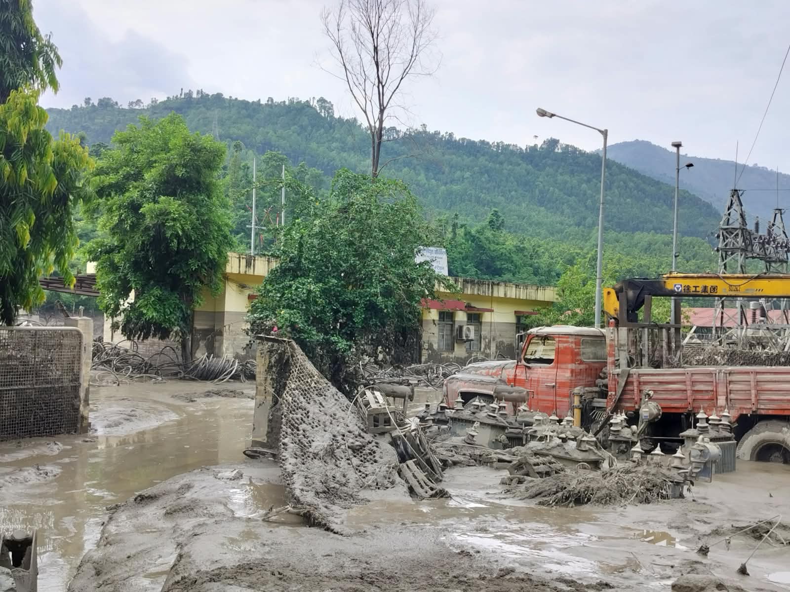 लाङटाङ खोला जलविद्युत् आयोजना बाढीले तहसनहस, ६० जना सम्पर्कविहीन