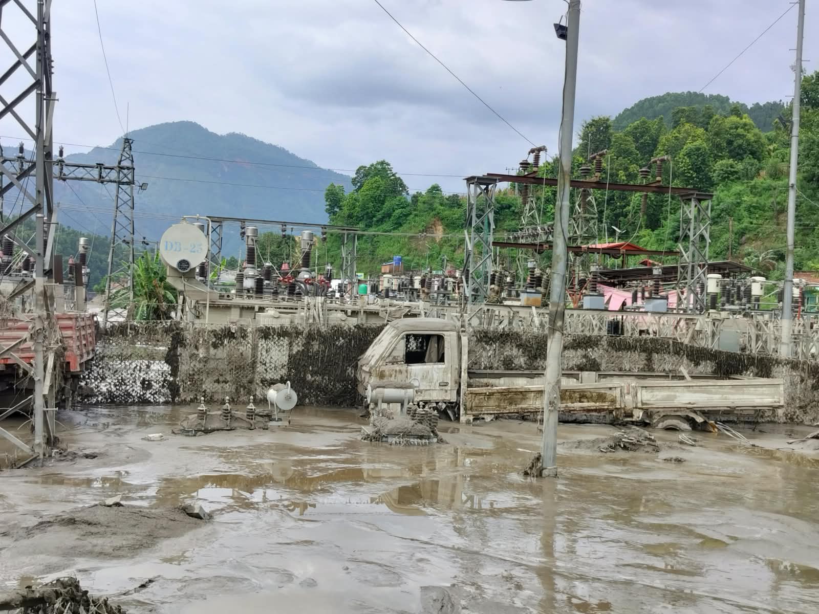 भोटेकोशी बाढीपछि विद्युत् आपूर्ति सुचारु गर्न काम तीव्र पार्दै प्राधिकरण