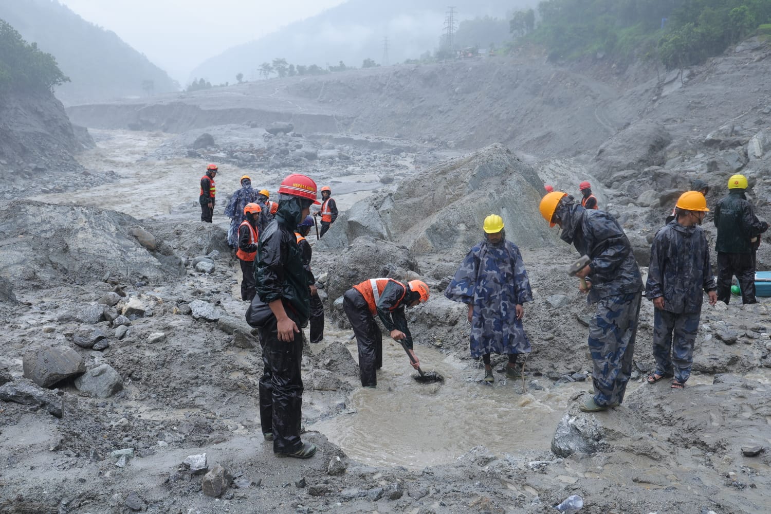 त्रिशूली-३ ‘बी’ आयोजनामा उद्धार प्रयास जारी, हेलिकप्टरबाट थप उद्धार टोली घटनास्थलतर्फ