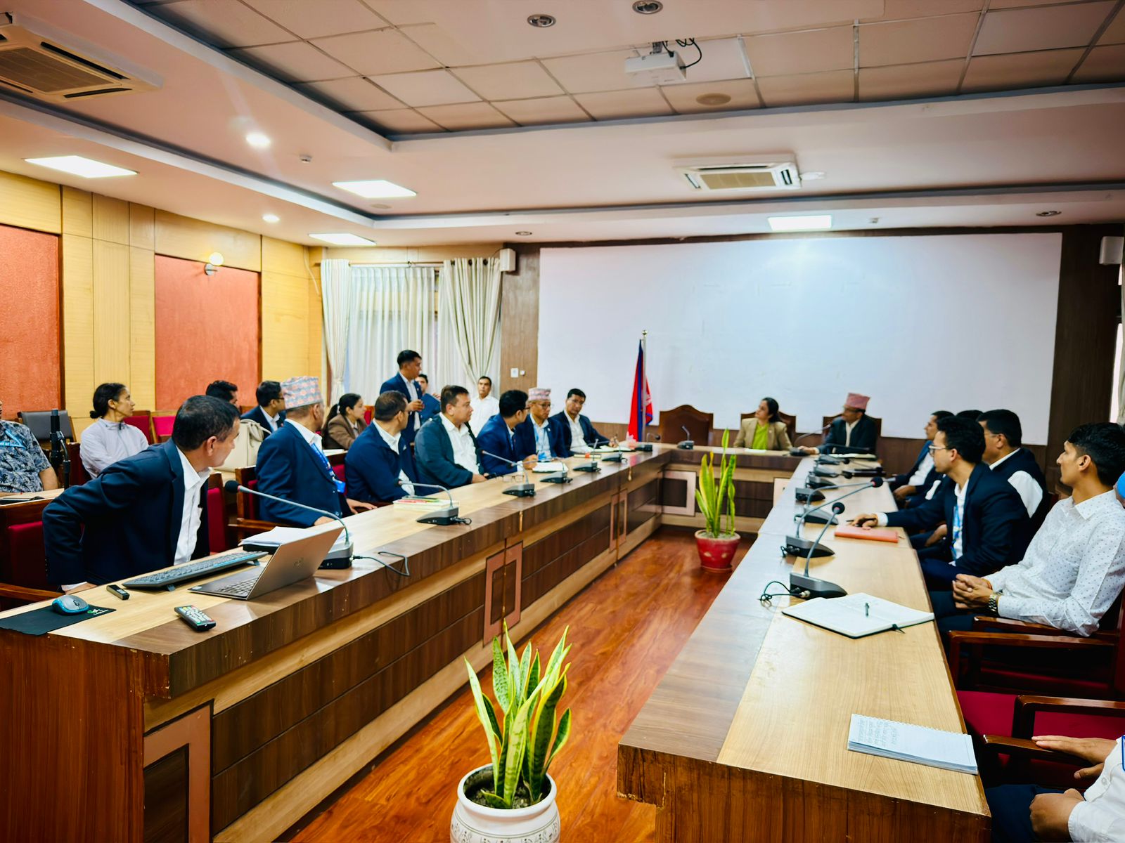 विपद्को मौका छोपेर बजार भाउ बढाउनेलाई कडा कारबाही गर्न उद्योगमन्त्री यादवको निर्देशन