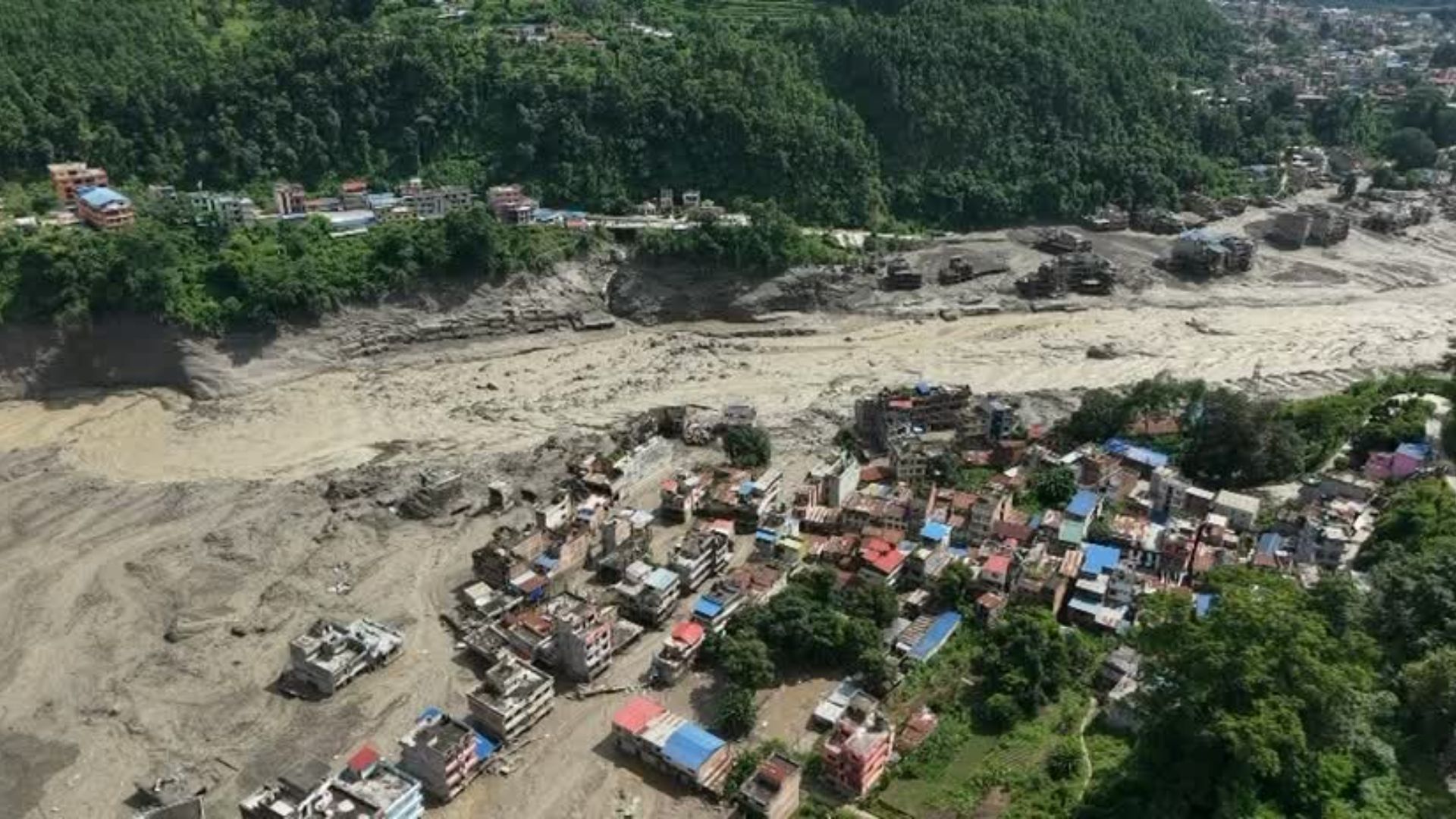 त्रिशूली-३ ‘ए’ का ३५ कर्मचारी शान्तिबजारमा २ दिनदेखि अलपत्र, उद्धार नहुँदा जीवन संकटमा
