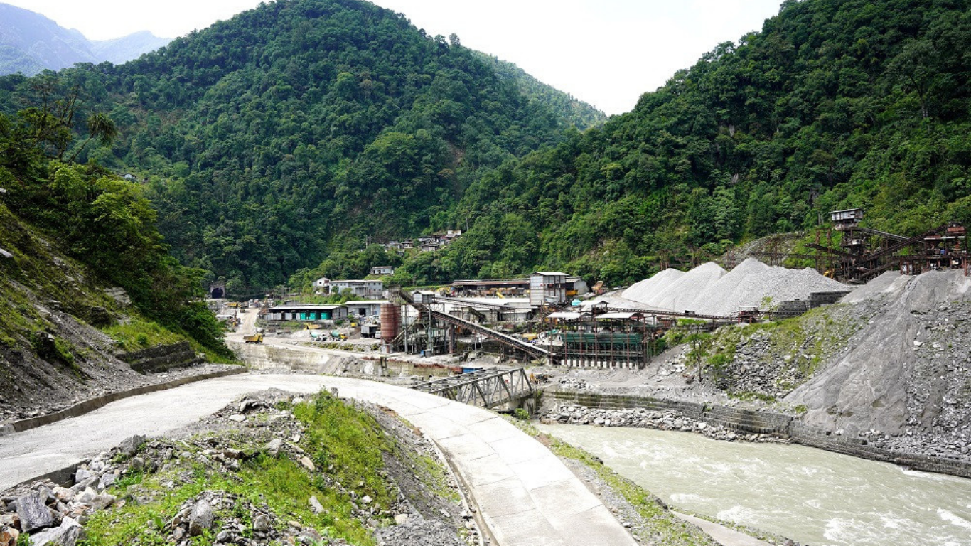 अरुण नदीमा पानीको बहाव बढेपछि अरुण तेस्रोको ड्याम निर्माण रोकियो