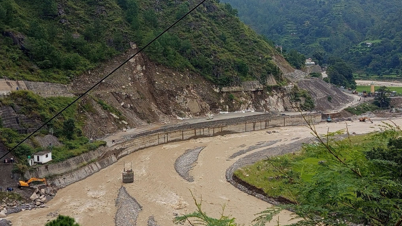 बीपी राजमार्ग अझै ठप्प, चौकी डाँडामा अस्थायी ड्राइभर्सन बनाउन तीन स्काभेटर परिचालन