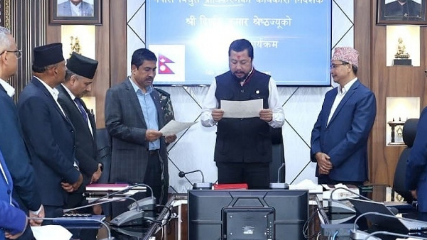 प्राधिकरणका नवनियुक्त कार्यकारी निर्देशक दीर्घायुले लिए शपथ, सम्हाले कार्यभार