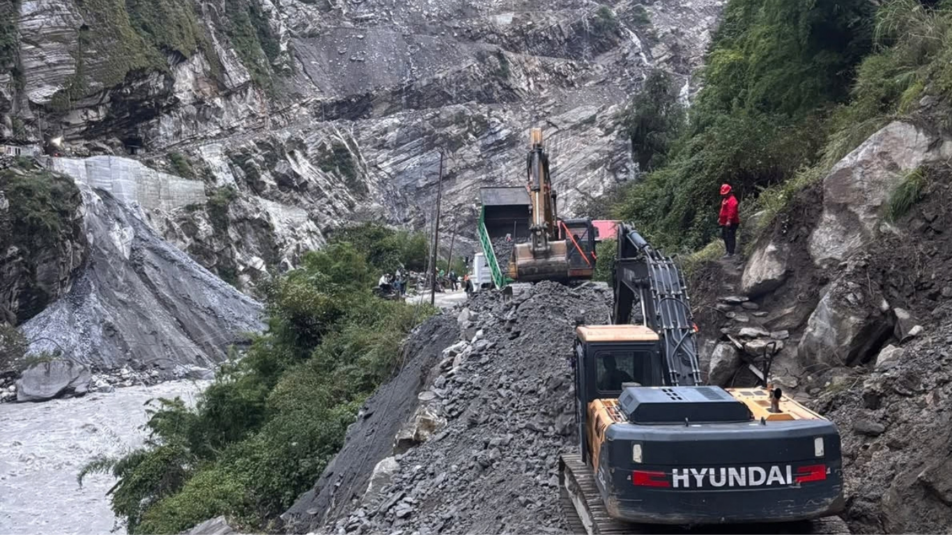 डुम्रे-बेँसीसहर-चामे सडक खुलाउने काम तीव्र, पर्सीसम्म यातायात सुचारु गर्ने लक्ष्य
