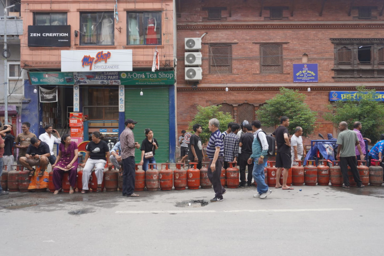 कृष्णभीर पहिरोको प्रभाव : चुलिँदै ग्यास अभाव, लाइनमा उपभोक्ता (तस्बिर)