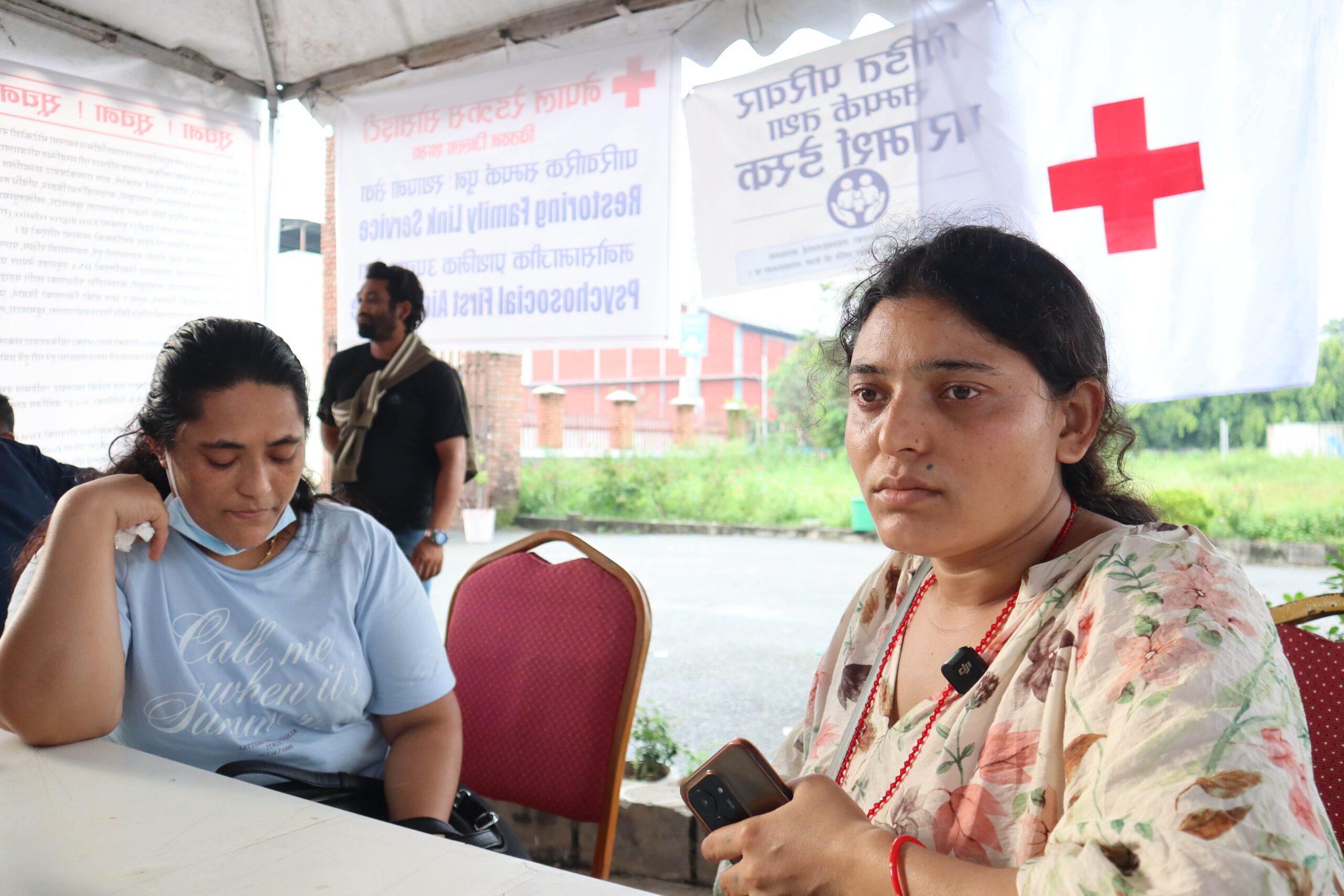 भोटेकोशीको बाढीले बेपत्ता श्रीमान् खोज्दै चितवन पुगेका गोमा र फूलमाया