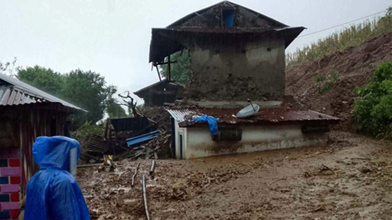 पाल्पामा पहिरोको बितण्डा: दुई घर भत्किए, एक महिला बेपत्ता