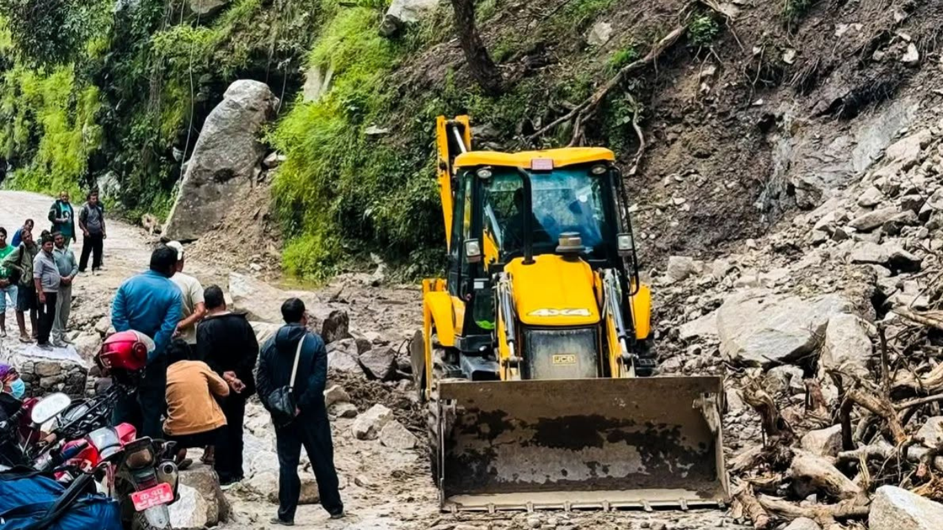 दैलेखमा सुख्खा पहिरो जाँदा कर्णाली राजमार्ग पुनः अवरुद्ध