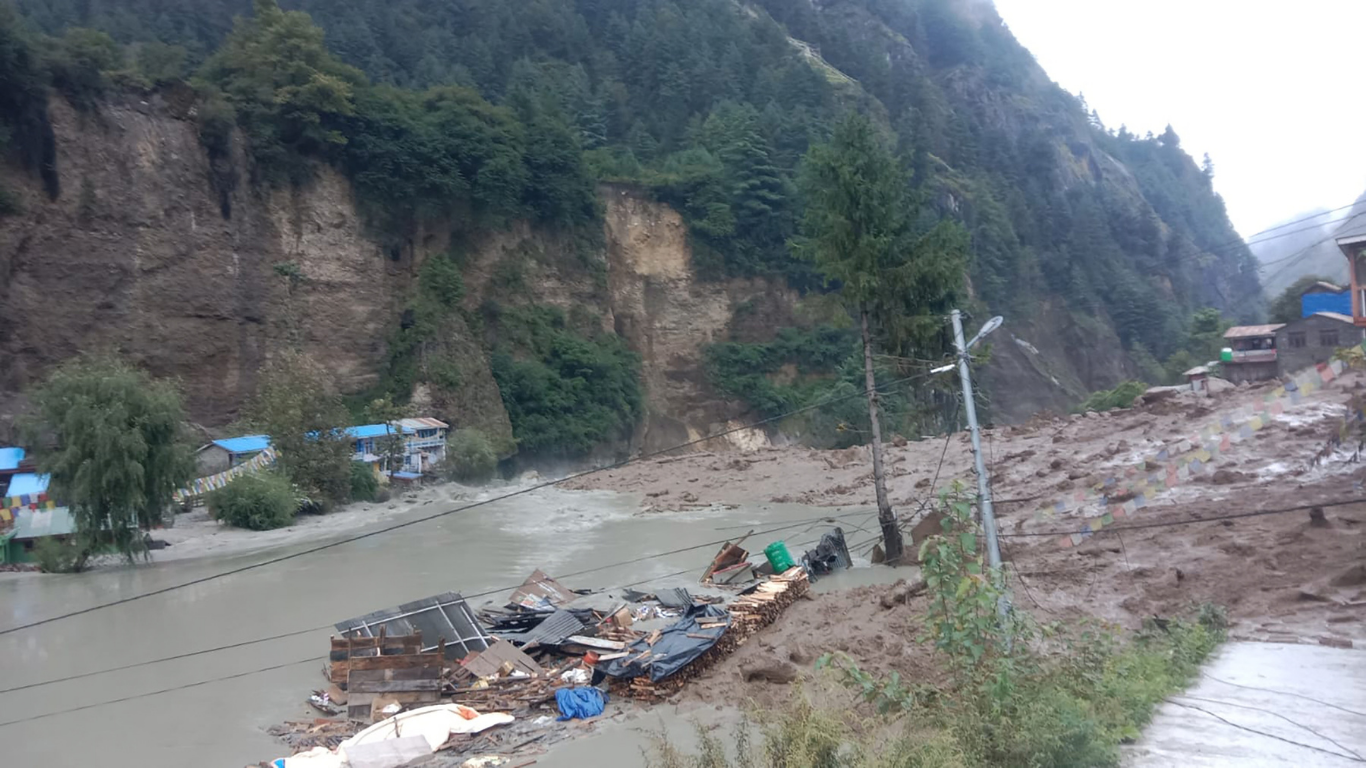 थुनिएको मर्स्याङ्दी नदीमा पानी बग्न थाल्यो, स्थानीय घर फर्किन थाले, घर, पुल र सडकमा क्षति