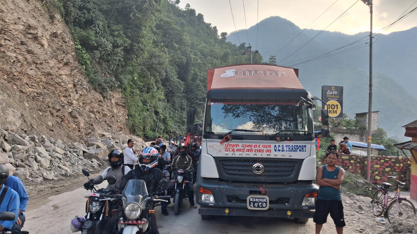 असुरक्षित बन्दै पृथ्वी राजमार्ग, इच्छाकामनामा खसेको पहिरो हटाए पनि मुग्लिनमा सवारी जाम कायमै