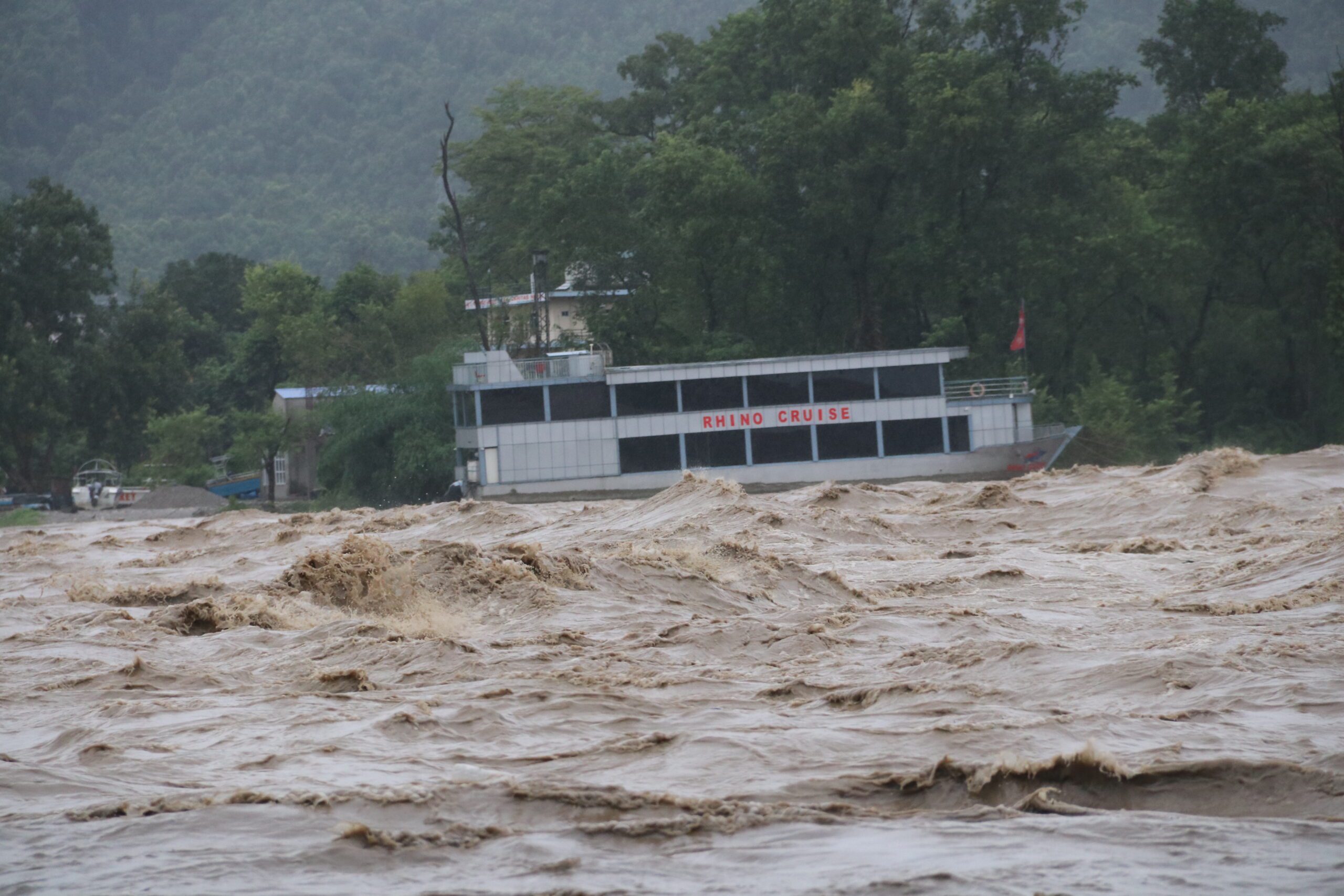 नारायणीमा जलसतह खतराको तहभन्दा माथी, बस्तीमा पस्न थाल्यो बाढी