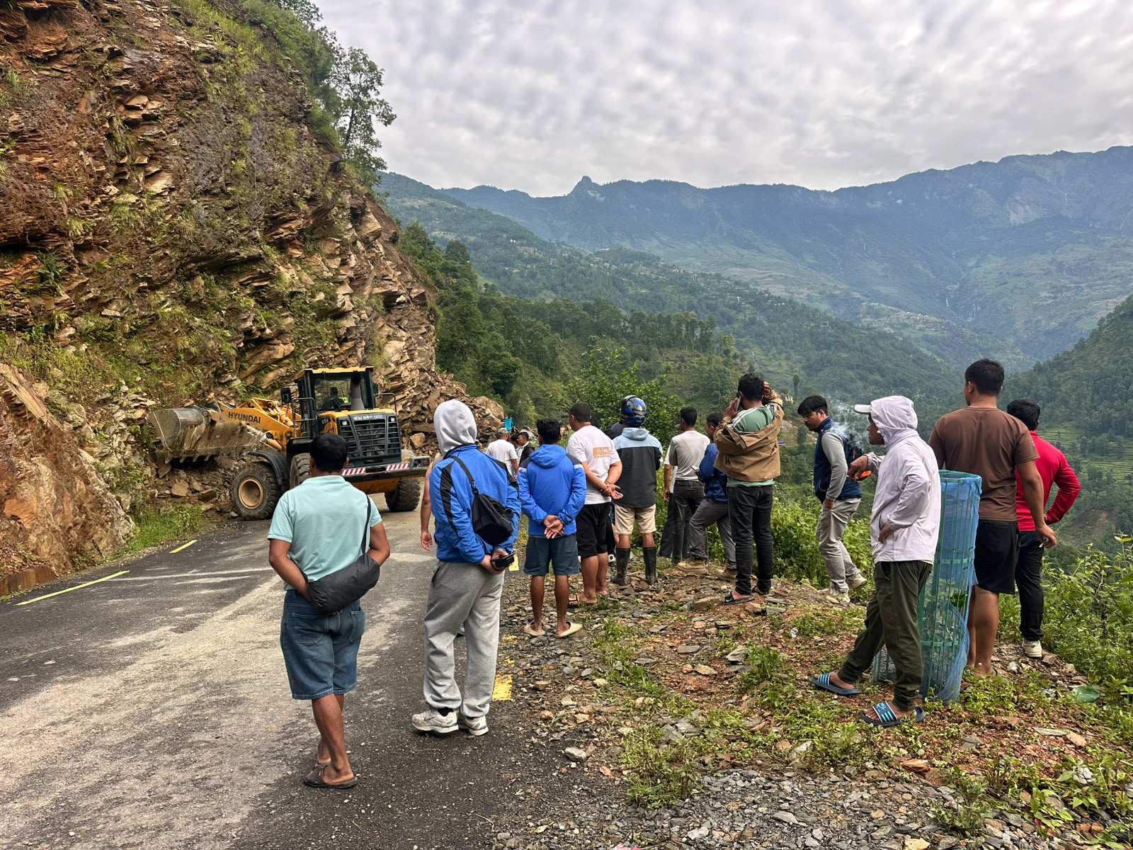 रसुवा भोर्ले बजारको पहिरो हटाइयो, १७ घण्टापछि खुल्यो नुवाकोट–धुन्चे सडक