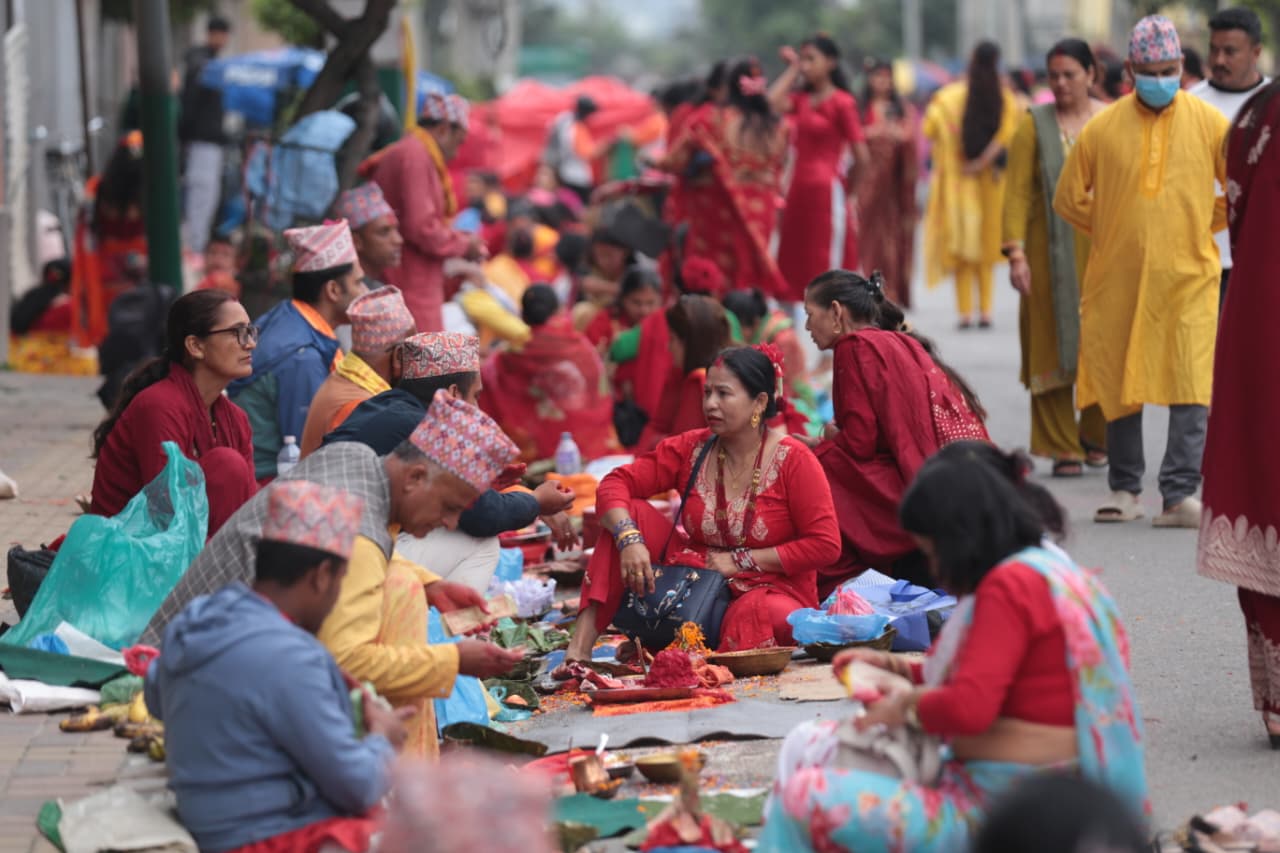 ऋषिपञ्चमीमा ऋषेश्वर महादेव मन्दिरमा ब्रतालु तथा श्रद्धालुको भीड