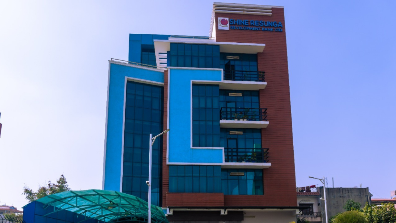 शाइन रेसुङ्गा डेभलपमेन्ट बैंकद्वारा बाढी पीडितका लागि ६५ लाख रुपैयाँ सहयोग