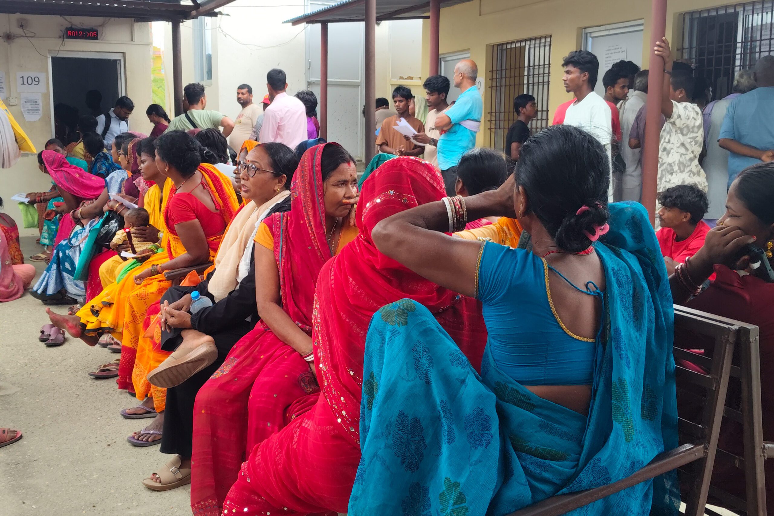 राष्ट्रिय परिचयपत्र बनाउन सिरहा प्रशासनमा सेवाग्राहीको भीड- तस्बीरहरू