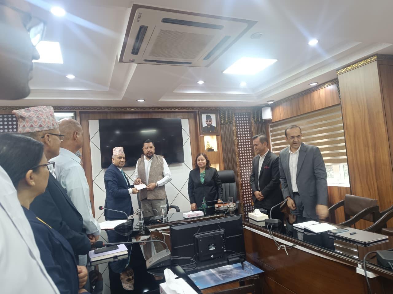 ऊर्जा क्षेत्रबाट प्रधानमन्त्री दैवी प्रकोप उद्धार कोषमा थप २ करोड १२ लाख सहयोग
