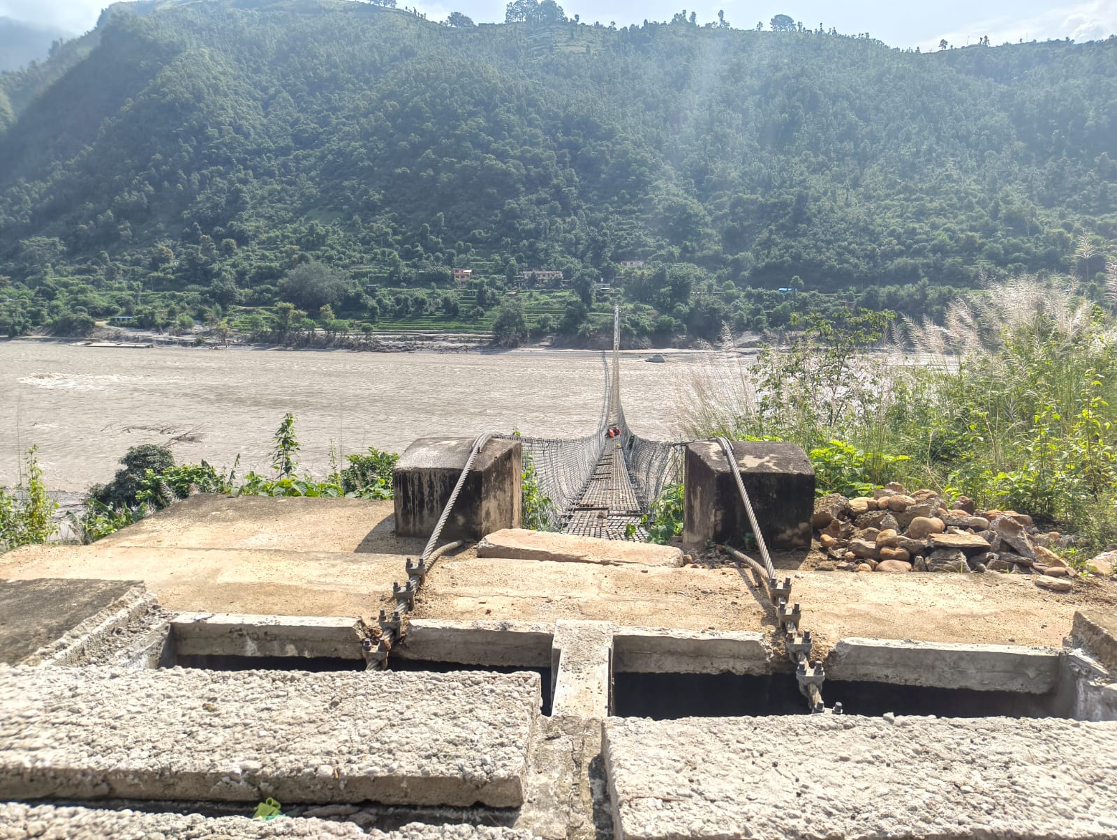 बाढीले क्षतिग्रस्त १२ झोलुङ्गे पुलको मर्मत तीव्र, असोज २० सम्म सञ्चालनमा ल्याइने