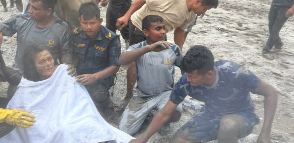 बाढीमा पुरिएको घरबाट एक महिलाको जीवितै उद्धार