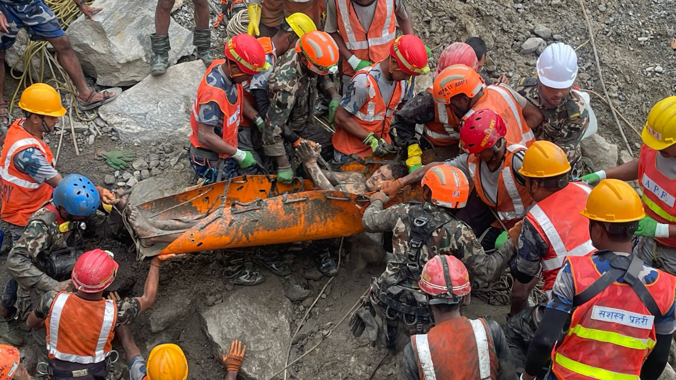 सुरुङबाट उद्धार गरिएका महर्जनलाई अस्पताल ल्याइँदै, साहको अवस्था सामान्य