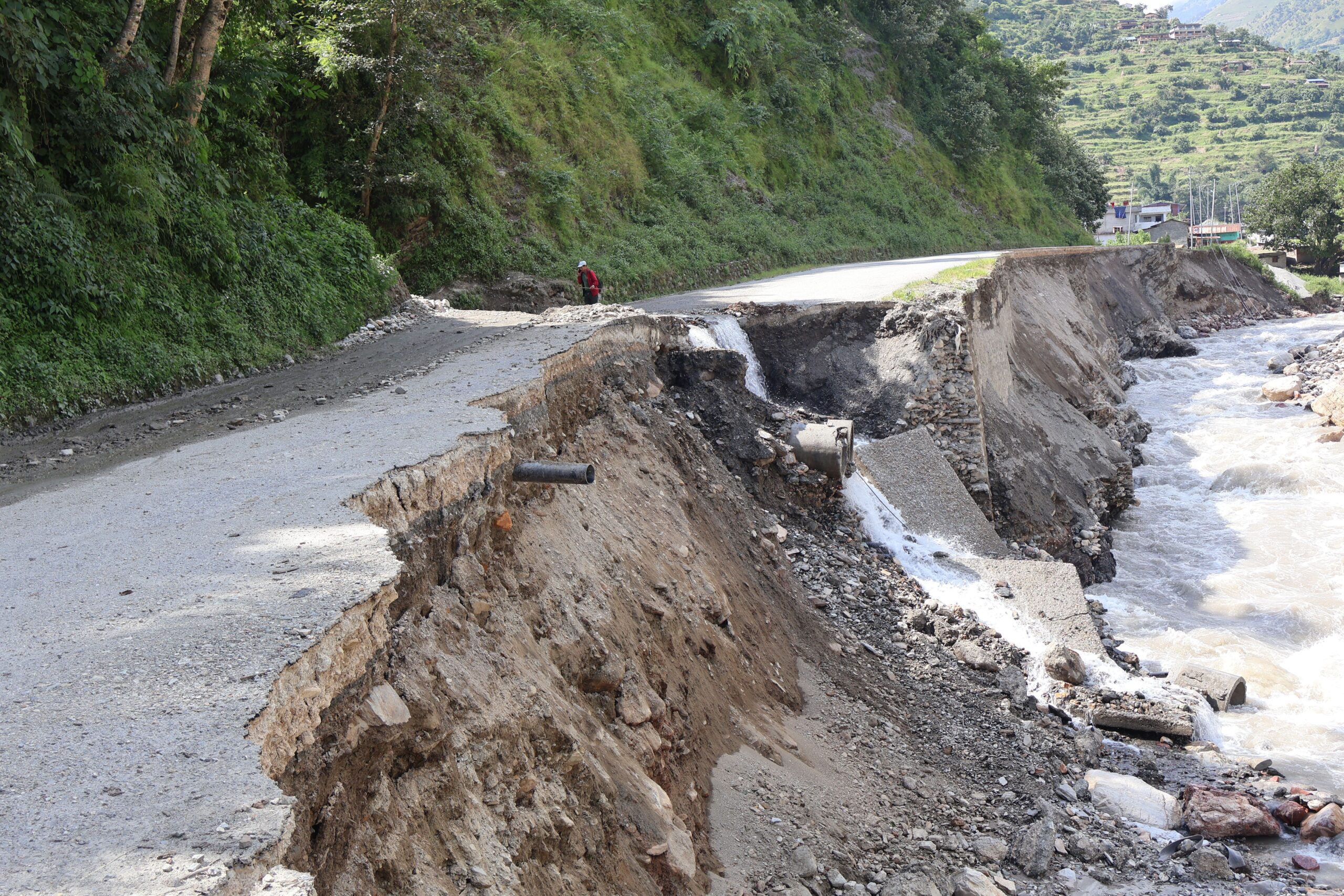 बागलुङमा बाढीपहिरोले सडकमा ठूलो क्षति, पुनर्निर्माणमा एक अर्बभन्दा बढी लाग्ने अनुमान