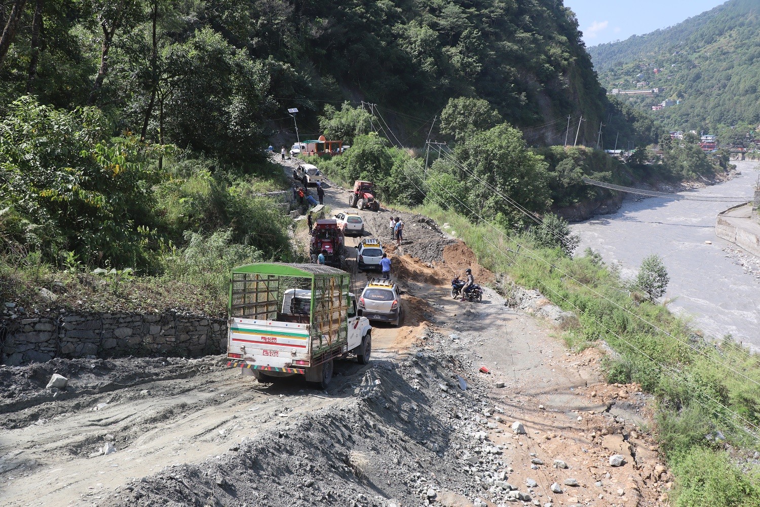 भसभसेमा सडक भासिँदा यातायात सञ्चालनमा समस्या