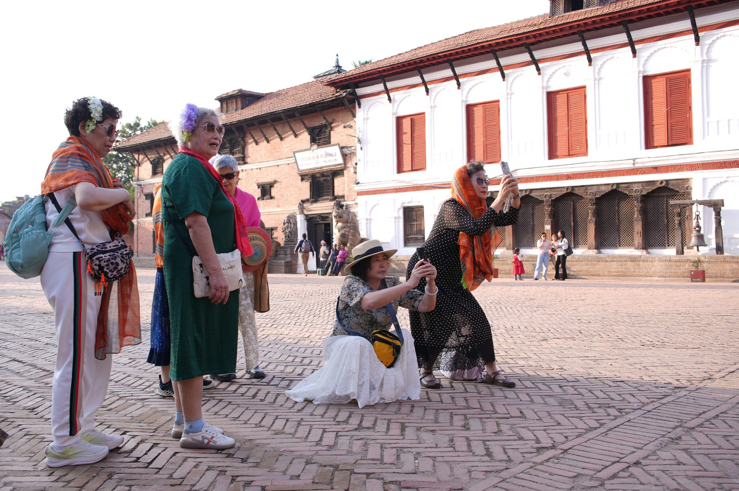 विपत्तिका बिच नेपालको पर्यटनमा उत्साह, भक्तपुर दरबार स्क्वायरमा तस्बिर खिच्दै चिनियाँ पर्यटकहरु- तस्बिरहरू