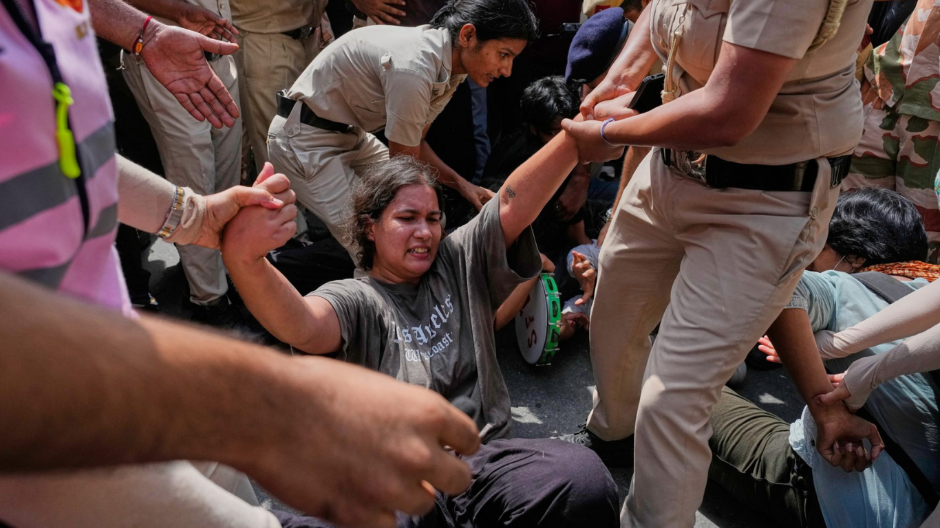 भारतमा निर्वाचन आयुक्तको राजीनामा माग्दै कङ्करोचको प्रदर्शन, सात सय भन्दा बढी गिरफ्तार
