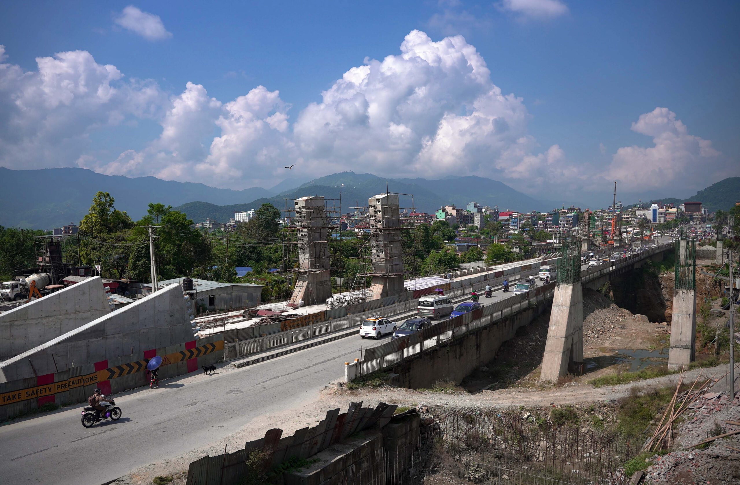 पोखराको सेती नदीमाथि बन्दै गरेको १ अर्ब ७ करोडको सिग्नेचर पुल, ७० प्रतिशत काम सकियो (तस्बिर)