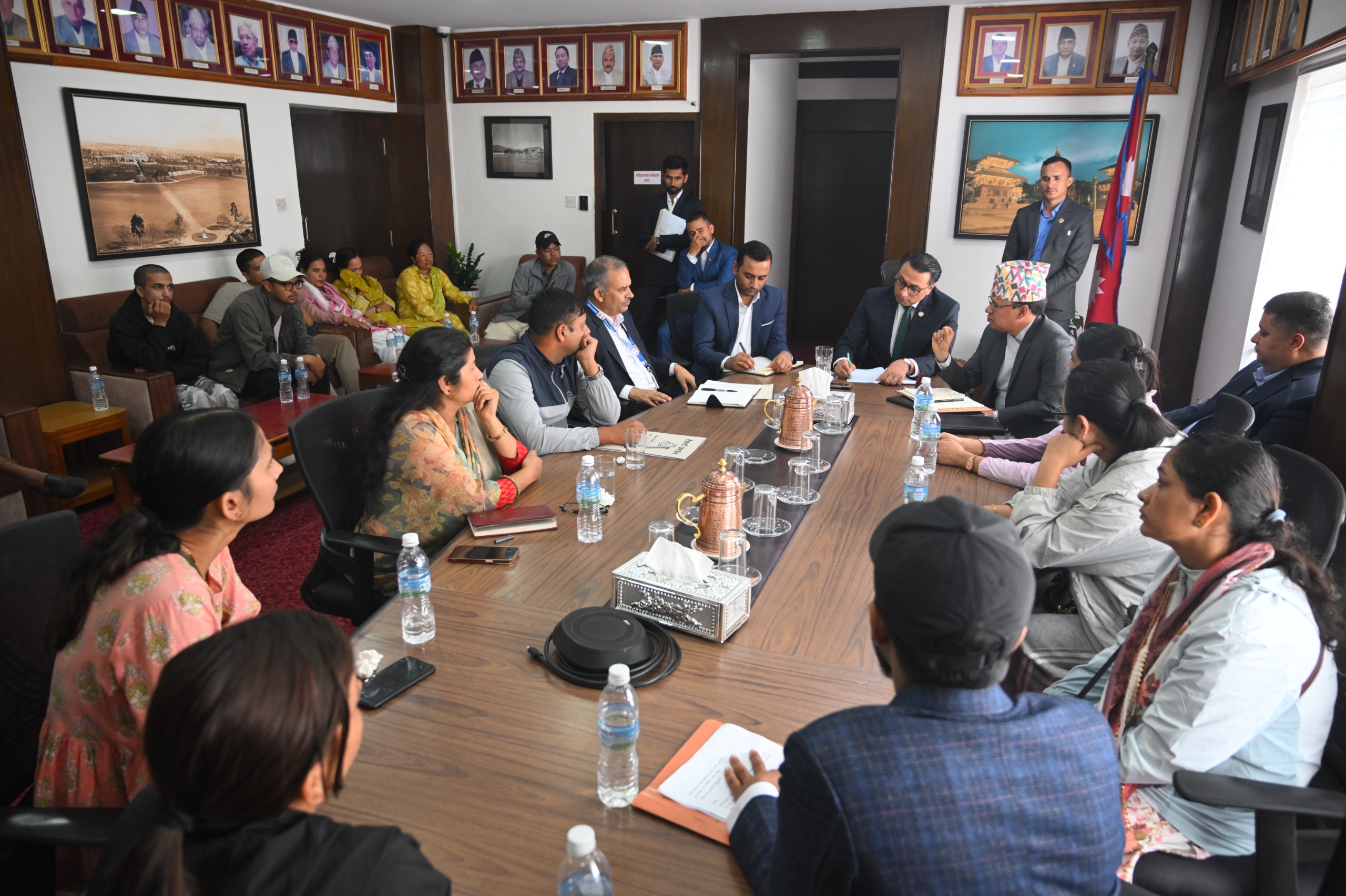 बाढीमा ज्यान गुमाएका र बेपत्ता भन्सार कर्मचारीका परिवारलाई अर्थमन्त्रीको ढाडस