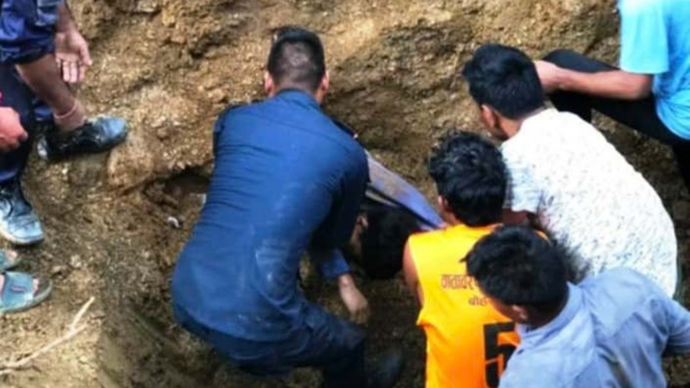 बागलुङमा सडक खन्ने क्रममा पहिरो खस्दा दुई मजदुरको मृत्यु, एक घाइते